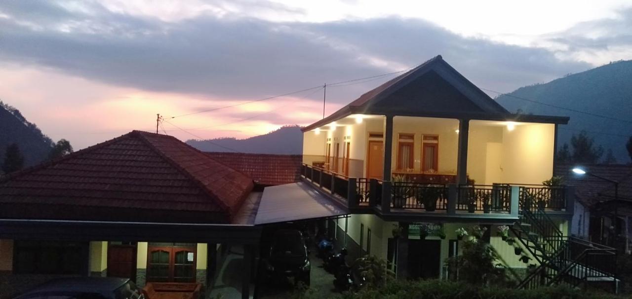 Homestay Anggun Bromo Exterior photo